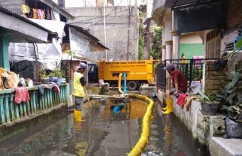 Banjir Lebih dari Sebulan di Permukiman di Medan, Petugas Lakukan Penyedotan