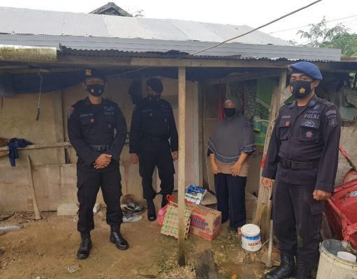 Wujud Kepedulian kepada Sesama Ditengah Pandemi, Brimob Kaltim Salurkan Sembako Kepada Masyarakat