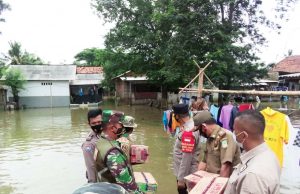 Siaga Bencana, Polisi Bersama TNI Cek Lokasi Rawan Banjir di Cabangbungin