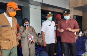 BPBD DKI Bagikan Masker ke Pengungsi Banjir Cipinang Melayu Jaktim