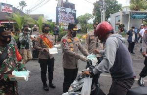 Cegah Penyebaran Covid-19, Wakapolda Bali Bagikan 5000 Masker kepada Masyarakat di Canggu