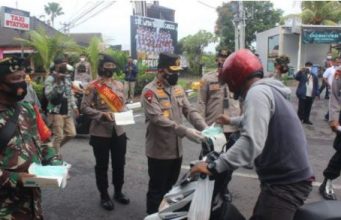 Cegah Penyebaran Covid-19, Wakapolda Bali Bagikan 5000 Masker kepada Masyarakat di Canggu