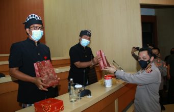 Kapolri Beri Penghargaan ke Pecalang Bali Karena Berprestasi