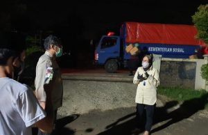 Mensos Risma Beri Bantuan ke Korban Banjir Kabupaten Bekasi Senilai Rp 200 Juta