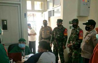 Sinergitas TNI – Polri, Koramil dan Polsek Waru Laksanakan Pengamanan Vaksin Covid -19