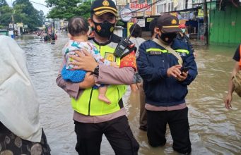 Wujud Negara Hadir, Personel TNI-Polri Dikerahkan Bantu Korban Banjir