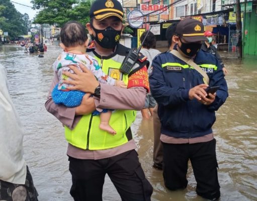 Wujud Negara Hadir, Personel TNI-Polri Dikerahkan Bantu Korban Banjir