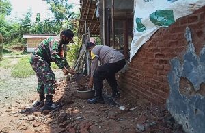 Pasca Banjir, TNI Polri di Cabangbungin Bantu Perbaiki Rumah Warga Yang Rusak