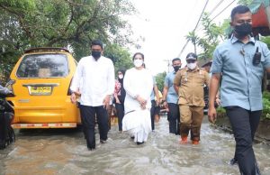 Cek Banjir di Medan Bareng Kahiyang, Bobby Janji Segera Perbaiki Parit