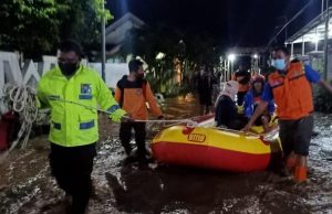Petugas Gabungan Evakuasi 10 Warga yang Terjebak Banjir Probolinggo