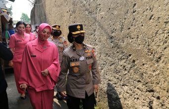 Polwan RI bagikan ratusan paket sembako untuk masyarakat Tangerang-Jakarta