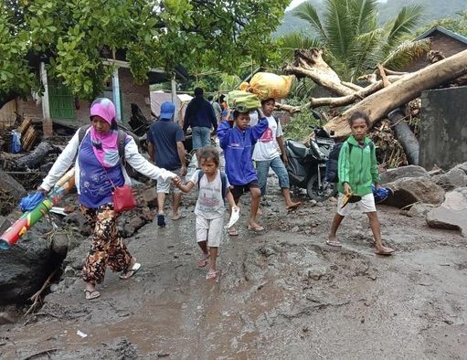 Musibah Bertubi di NTT: Banjir, Kapal Tenggelam, Pohon Tumbang, Lahar Dingin