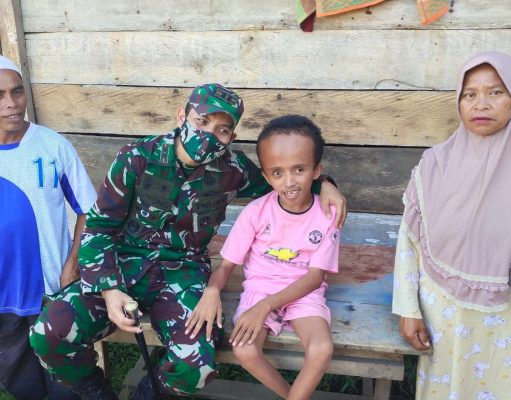 TNI Memberi Bantuan Penderita Hidrosefalus