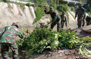Prajurit Yonmarhanlan I Ikuti Kerja Bakti Di Taman Avros Polonia Medan