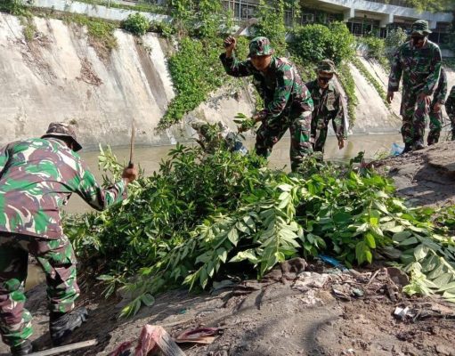 Prajurit Yonmarhanlan I Ikuti Kerja Bakti Di Taman Avros Polonia Medan