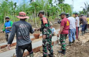 Prajurit TNI Bersama Masyarakat Gotong Royong Mengecor Jalan di Kampung Koya Koso Papua