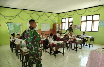 Peduli Pendidikan, Pos Jajaran Satgas Sektor Timur Kompak Bantu Mengajar Di Sekolah Perbatasan