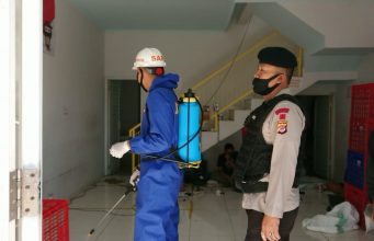 Cegah Penyebaran Covid-19 Semakin Meluas, Sar Brimob Polda Jabar Semprotkan Disinfektan Ke Kantor Ninja Express