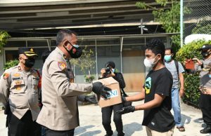 Peringati Hari Bhayangkara ke-75, Polri Berbagi Sembako Untuk Mahasiswa Perantauan