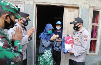 Secara Humanis, TNI-Polri Bagikan Bantuan Sembako ke Warga Jatim Terdampak Pandemi
