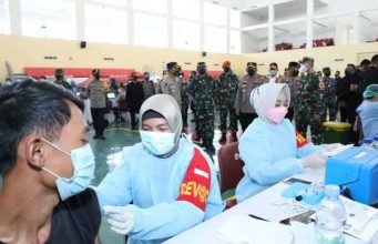 TNI dan Polri bantu tenaga kesehatan percepat vaksinasi di Banten