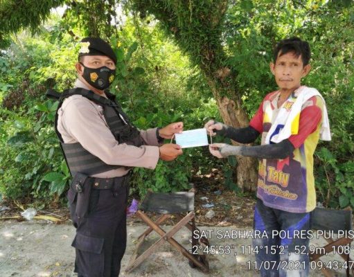 Cegah Penyebaran Covid-19, Personel Sat Samapta gelar Markerisasi Kepada Masyarakat