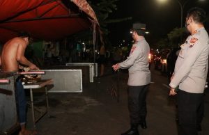 PPKM Darurat 3 Juli, TNI-Polri Mulai Datangi Warung-Warung Makan