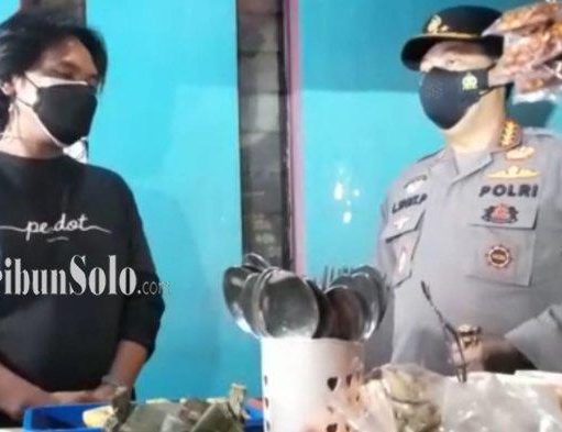 Tak Hanya Pantau Vaksin di Kota Solo, Panglima TNI dan Kapolri Juga Bagi-Bagi Sembako ke Rakyat