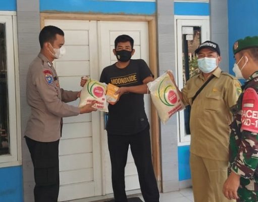 Polisi Salurkan Bantuan ke Warga yang Isoman Dengan Vitamin dan Sembako