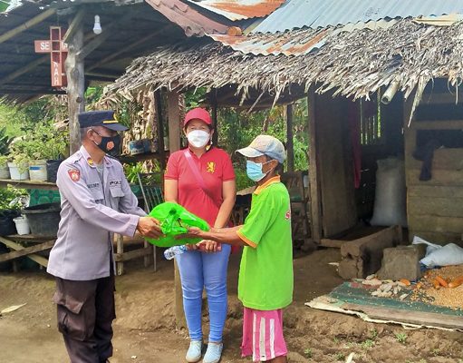 Sambut HUT RI, Polsek Dimembe Bagikan Bansos untuk Warga Kurang Mampu