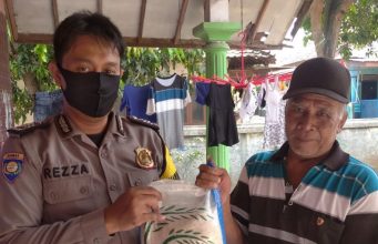 Polisi Cirebon Salurkan Bansos 400 Paket Sembako ke Warga Slum Area