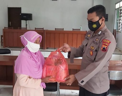 Polsek Subah Distribusikan Bansos Pada Warga Terdampak Pandemi COVID-19