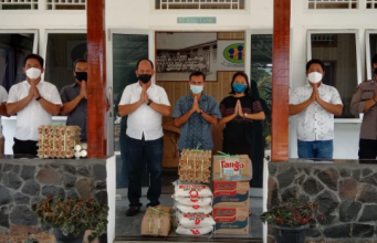 Peduli Ditengah Pandemi Covid -19, Satnarkoba Polres Toba Berikan Bantuan Sembako Ke Panti Karya Hepata