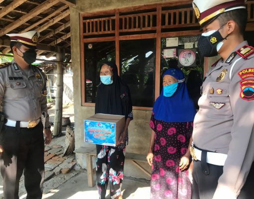 Peringati Hari Lalu Lintas Bhayangkara ke 66, Satlantas Polres Sukoharjo Bagi-Bagi Sembako dan Masker