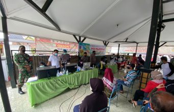 TNI-Polri Kawal Vaksinasi Lansia dan Pra Lansia di Balai Desa Jatimulyo Kauman Tulungagung