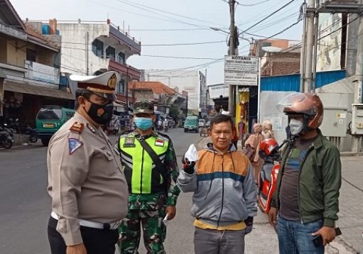 TNI – POLRI Bersatu Melawan Covid 19 Bagikan Masker dan ingatkan warga tentang pentingnya Prokes 5M Dimasa PPKM