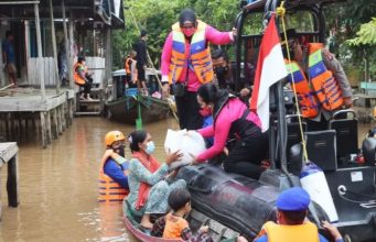 Kapolda dan Ketua Bhayangkari Kalteng bagikan bansos ke daerah terpencil
