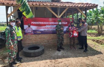 Kabid Humas Polda Jabar : Paket Bansos Sembako Terus Disalurkan Polisi Kepada Warga Tedampak Covid-19 Di Massa PPKM