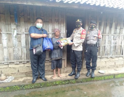 Kapolsek Pupuan Bagikan Paket Sembako