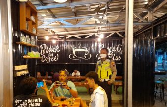 Kapolsek Weleri Lakukan Kegiatan Pemantauan dan Penindakan PPKM Level 2