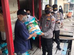 Polsek KKP Batam Beri Bantuan Paket Sembako ke Warga
