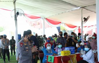 Tinjau Vaksinasi di Surabaya, Kapolri Minta Sasar Wilayah yang Sulit Dijangkau