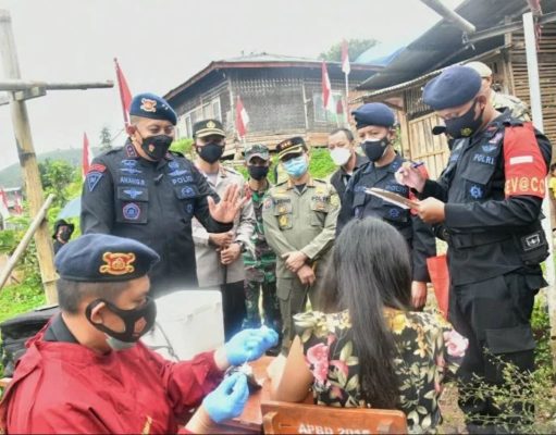 Korps Brimob Polri gelar vaksinasi di desa terpencil
