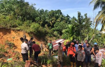 Kapolres Tapanuli Tengah Cek langsung Lokasi Bencana Longsor dan Berikan Bantuan