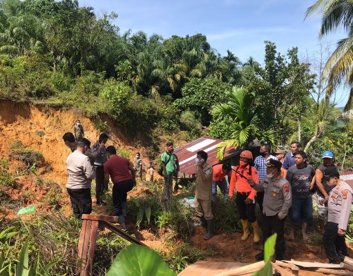 Kapolres Tapanuli Tengah Cek langsung Lokasi Bencana Longsor dan Berikan Bantuan