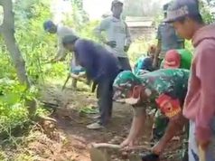 Babinsa Jatisari dan Masyarakat Kerja Bakti Melebarkan Jalan