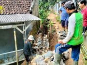 Anggaran Pemerintah Tak Kunjung Datang, Warga Membangun Jalan Longsor Dengan Swadaya