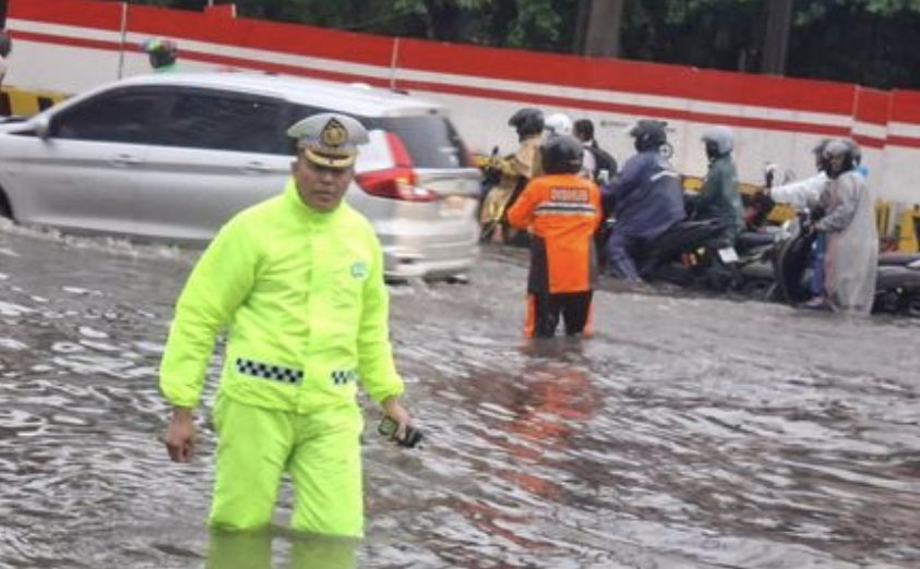 Polantas Berjibaku Atur Lalu Lintas Jalan Terdampak Banjir di Jakarta Banjir di Sejumlah Titik di Jakarta, Polantas Berjibaku Atur Lalin