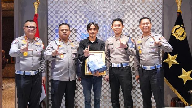 kakorlantas-polri-irjen-agus-suryonugroho-memberikan-penghargaan-ke-sopir-truk-wingbox-bernama-aan-1769419430429_169