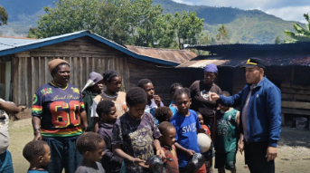 Tokoh Adat Salurkan 150 Paket Sembako Dan Alat Olahraga, Ajak Warga Puncak Jaya Jaga Kamtibmas Jelang HUT Ke-81 RI adat papua sembako
